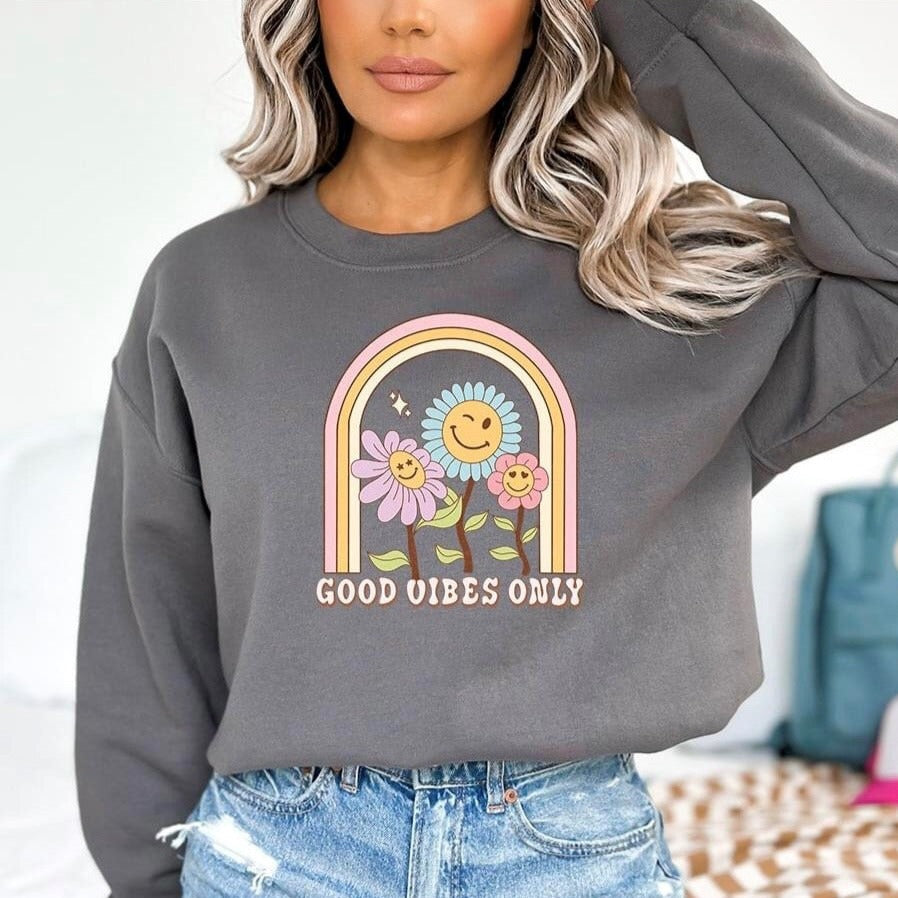 Sweatshirt . Good Vibes Only